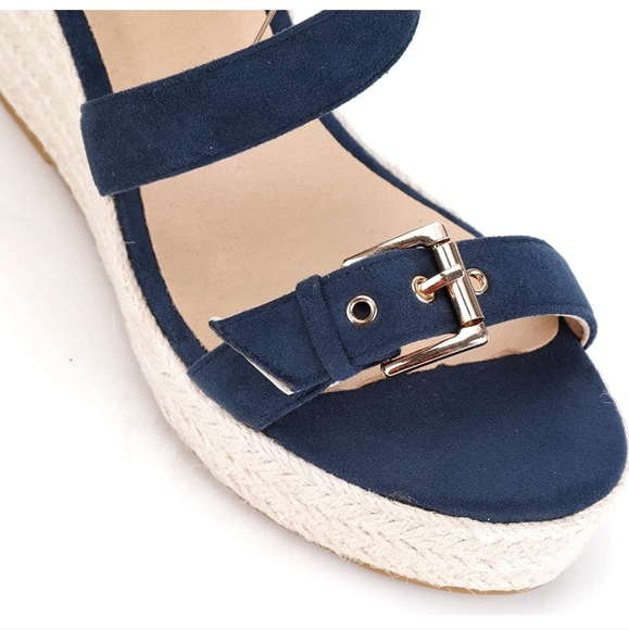 Beautiful Wedge Sandels - Picture 3 of 3